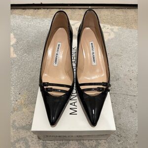 Manolo Blahnik Black Patent Leather kitten heel in size 6